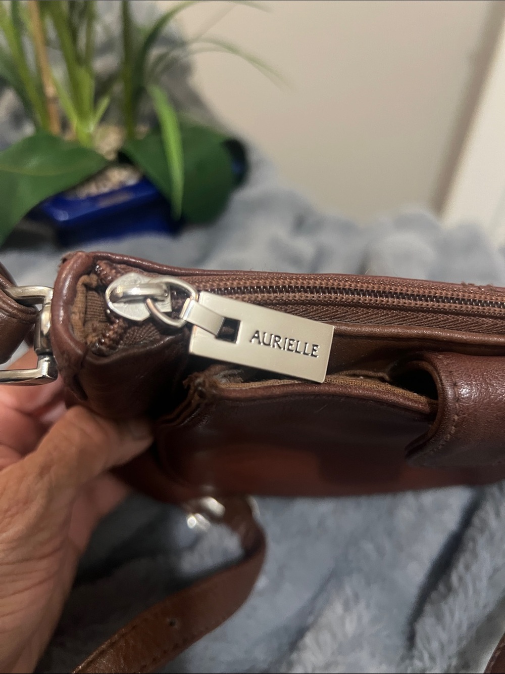 Aurielle Vintage Chocolate Brown Leather Crossbody / Shoulder Bag GUC retail $85 - Picture 6 of 6